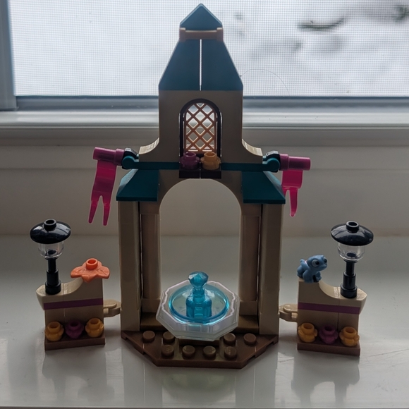 LEGO 43198 Disney Anna's Castle Courtyard Building Toy (Missing Anna) - Picture 10 of 10